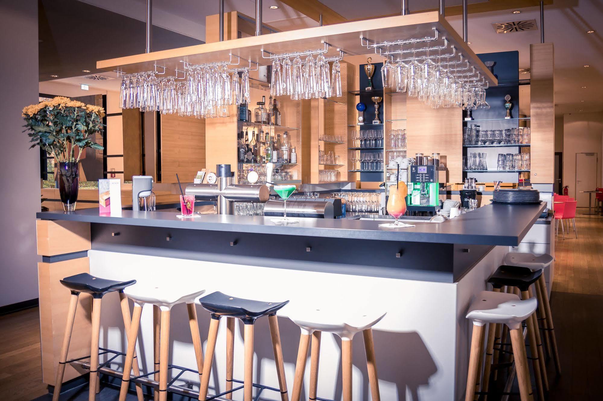Lindner Hotel Frankfurt Sportpark, Part Of Jdv By Hyatt Frankfurt am Main Bagian luar foto