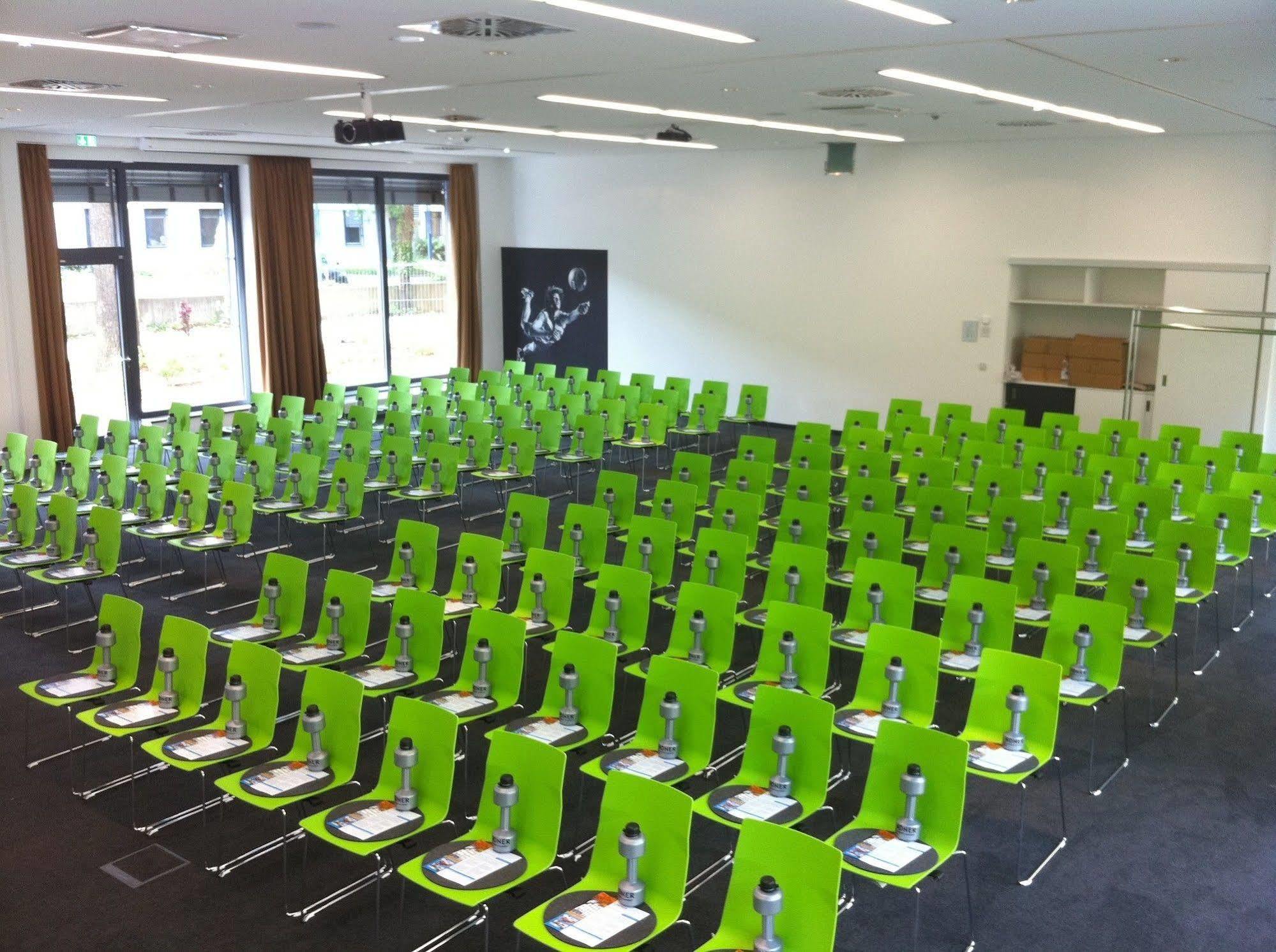 Lindner Hotel Frankfurt Sportpark, Part Of Jdv By Hyatt Frankfurt am Main Bagian luar foto